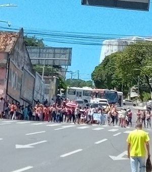 Familiares de reeducandos realizam protesto na Avenida Fernandes Lima