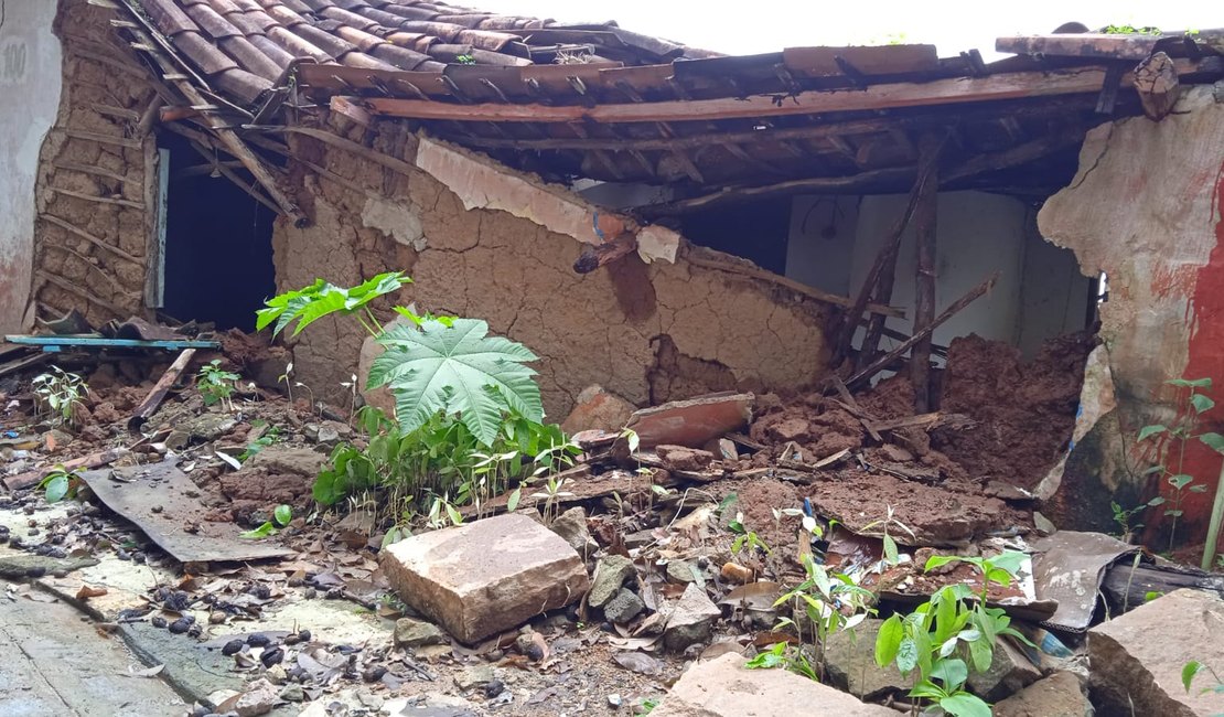 Forte chuva derruba casa e muro em vila de Palmeira dos Índios
