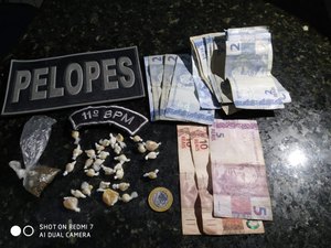 Dupla tenta se desfazer de droga mas acaba sendo detida com maconha e crack