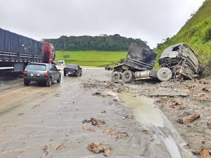 Motorista fica ferido após perder controle de caminhão na BR-101