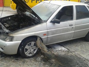 Perigo: carro incendeia em posto de combustíveis de Arapiraca