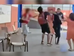 Cenas fortes: PM espanca alunos em escola estadual no Rio