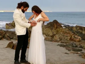 Mulher usa vestido especial para noivo cego “enxergá-la” no casamento