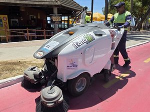 Prefeitura de Maceió intensifica limpeza na orla marítima devido aos fortes ventos