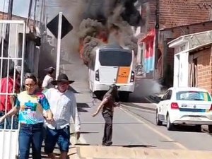 Ônibus é destruído por incêndio e assusta moradores em Santana do Mundaú