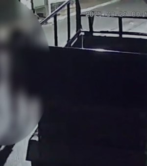 Homem é flagrado por câmeras de monitoramento espancando companheira em Carneiros