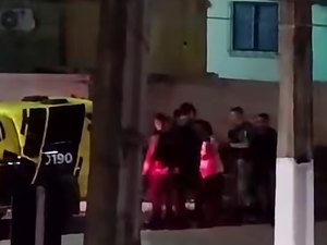 Homem reage a abordagem e acaba preso após tentar agredir policiais