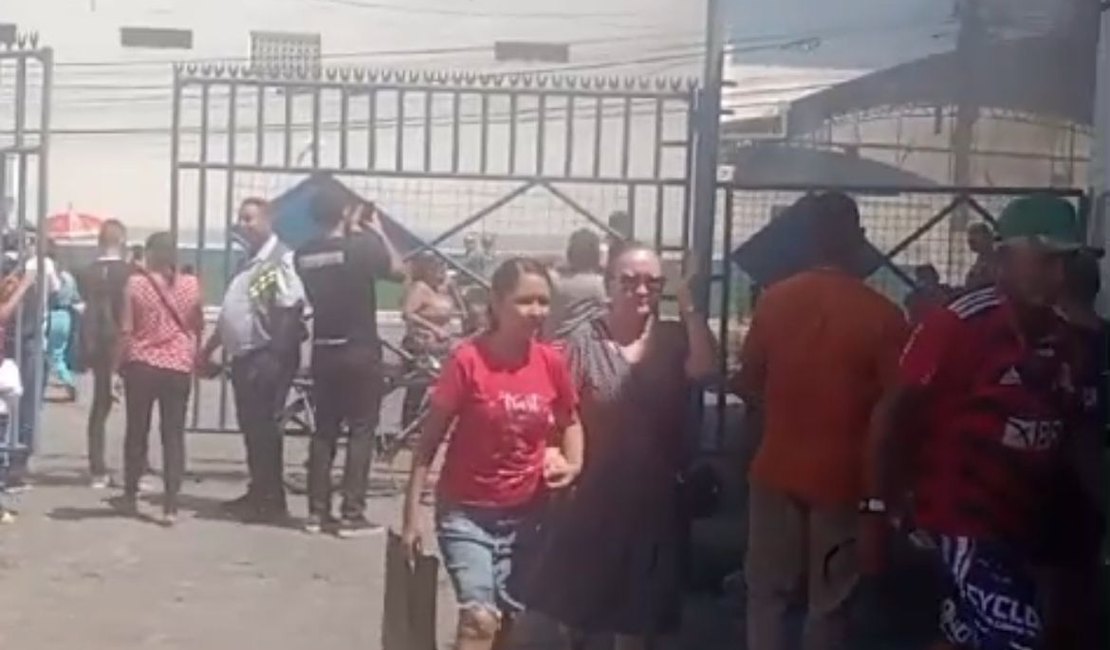 [Vídeo] Pais protestam contra falta de transporte escolar em Maceió e bloqueiam terminal no Benedito Bentes