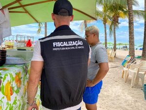Ação integrada orienta ambulantes na faixa de areia da orla marítima de Maceió
