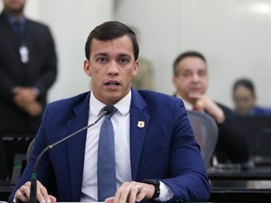 Deputado Leonam Pinheiro apoia bônus para educação e cobra melhorias nas escolas estaduais