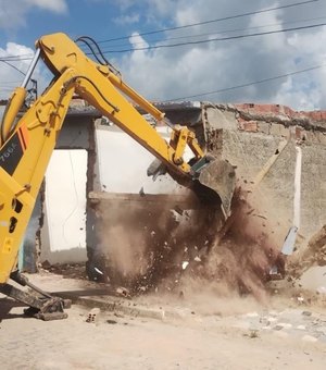 Sete imóveis com risco de colapso são demolidos no bairro do Farol