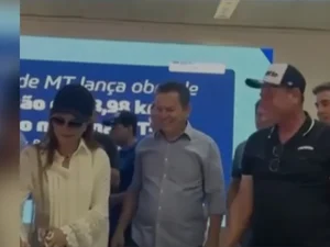 Microfone entrega deputado comemorando obra de R$ 200 milhões