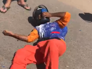 [Vídeo] Motociclista fica ferido após colisão com cachorro na entrada de Palmeira dos Índios