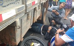 Motorista de caminhão colide com motoqueiro na AL-110, em Arapiraca