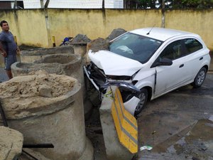 Carro colide contra barreira de interdição no bairro Mutange, em Maceió