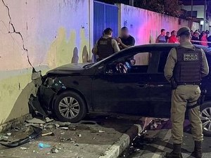 Motorista embriagado é preso após fugir de blitz e colidir contra muro de escola em Maceió