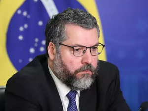 Ministro Ernesto Araújo cede à pressão e pede demissão a Bolsonaro