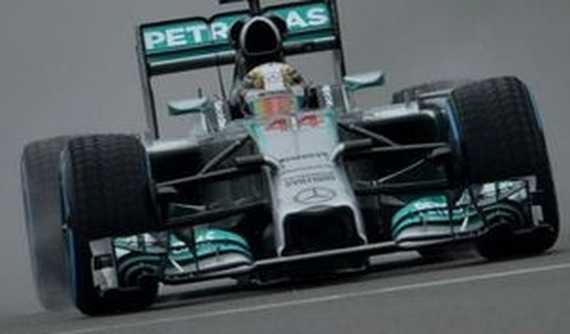Lewis Hamilton leva a melhor na chuva e faz a pole para o GP da China