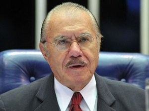 José Sarney sofre acidente em casa e fratura ombro