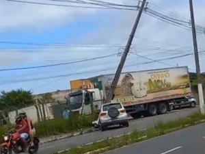 [Vídeo] Carro bate em poste de energia na Avenida Galba Novaes de Castro no bairro Petrópolis