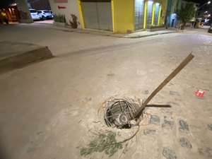 Tampa de bueiro quebra e causa perigo na Grota de Maragogi