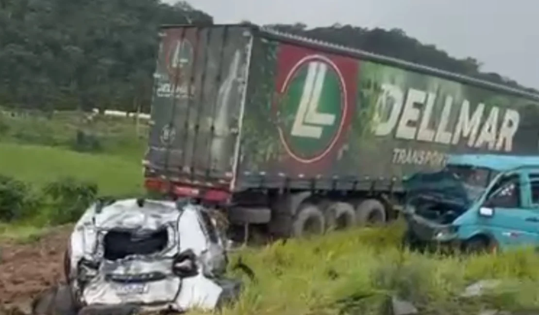 [Vídeo] Caminhão desgovernado causa acidente envolvendo três veículos em São Miguel dos Campos