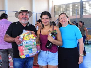 Prefeitura de São Sebastião entrega mais de três mil cestas básicas a famílias em situação de vulnerabilidade