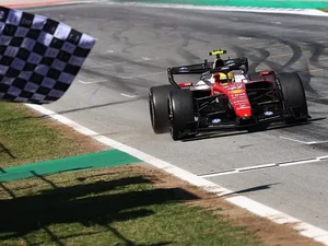 Hamilton conquista primeira vitória pela Ferrari e volta ao topo da Fórmula 1 em Barcelona