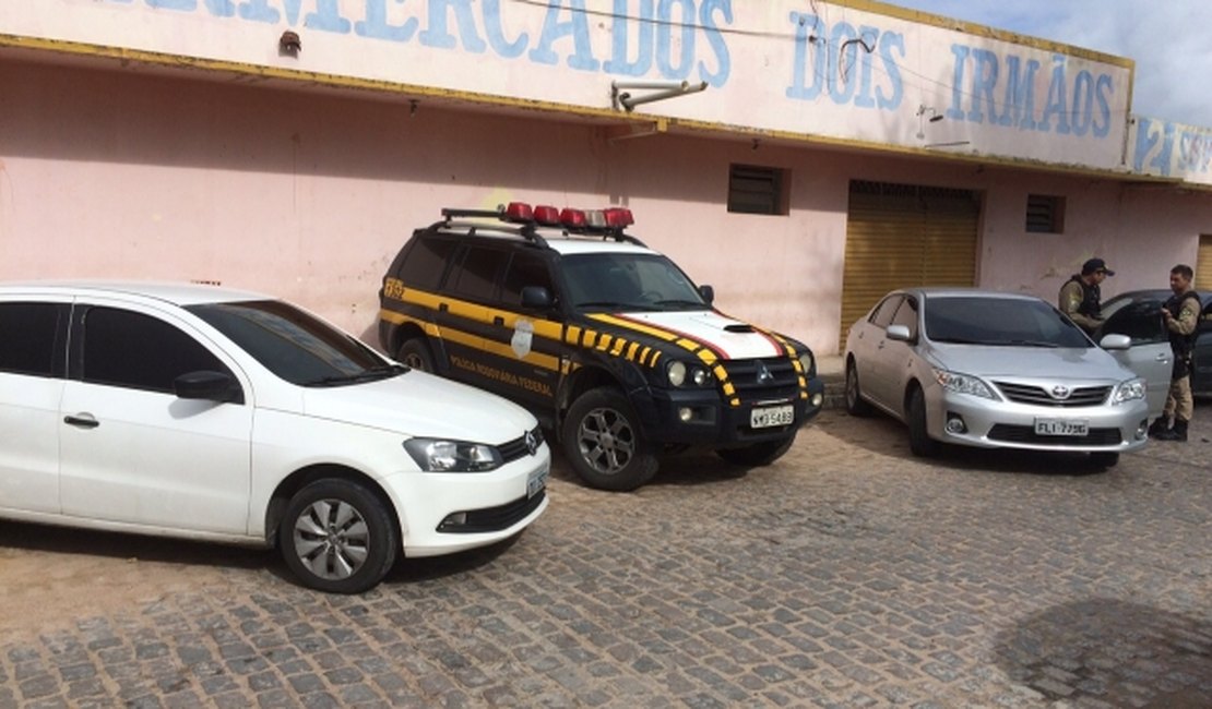 Homem é preso com carro roubado, e após pedir ajuda a amigo, ambos acabam presos