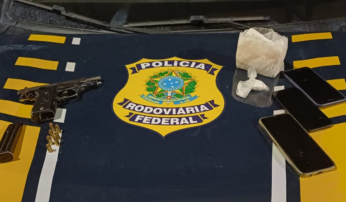 PRF prende dois homens com cocaína e pistola durante abordagem em Rio Largo