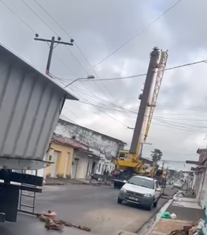 [Vídeo] Morador de Arapiraca fecha rua e aciona guindaste para instalar piscina no quintal de casa﻿