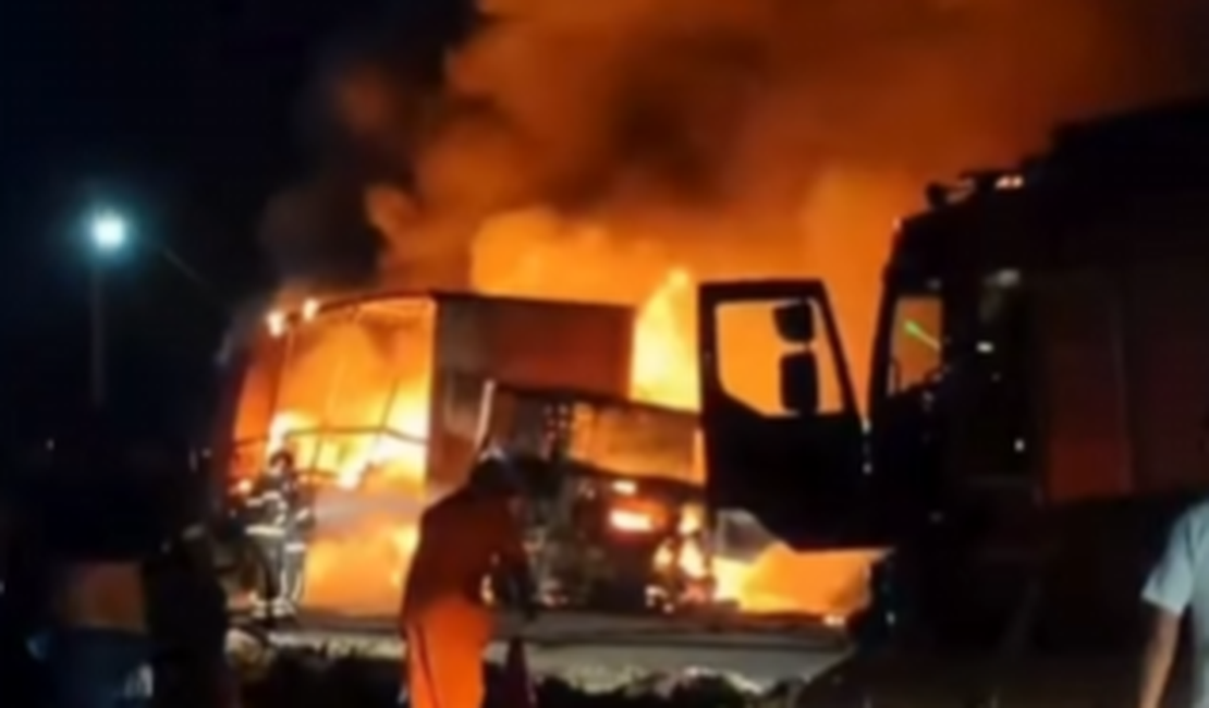 Carreta pega fogo e fica destruída em incêndio no Conjunto Antônio Lins em Rio Largo