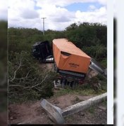 Motorista perde controle e sofre acidente com carreta em Delmiro Gouveia
