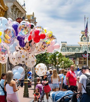 Brasileira é presa após jogar café em idosa em parque da Disney