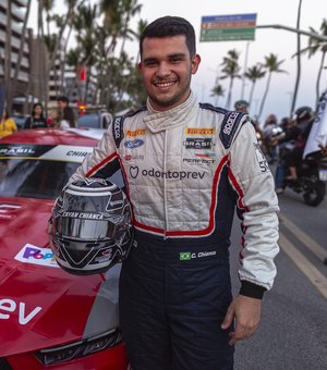 JHC faz passeio com carro da Nascar Brasil pela orla e destaca qualidade das vias da capital