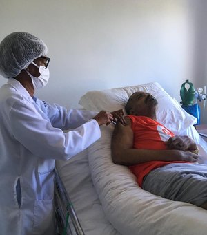 Arlindo Cruz é vacinado contra a Covid-19