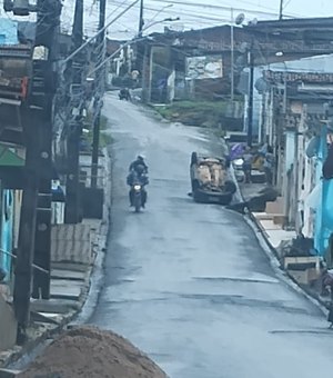 Carro capota em ladeira no bairro Alto do Cruzeiro, em Palmeira dos Índios