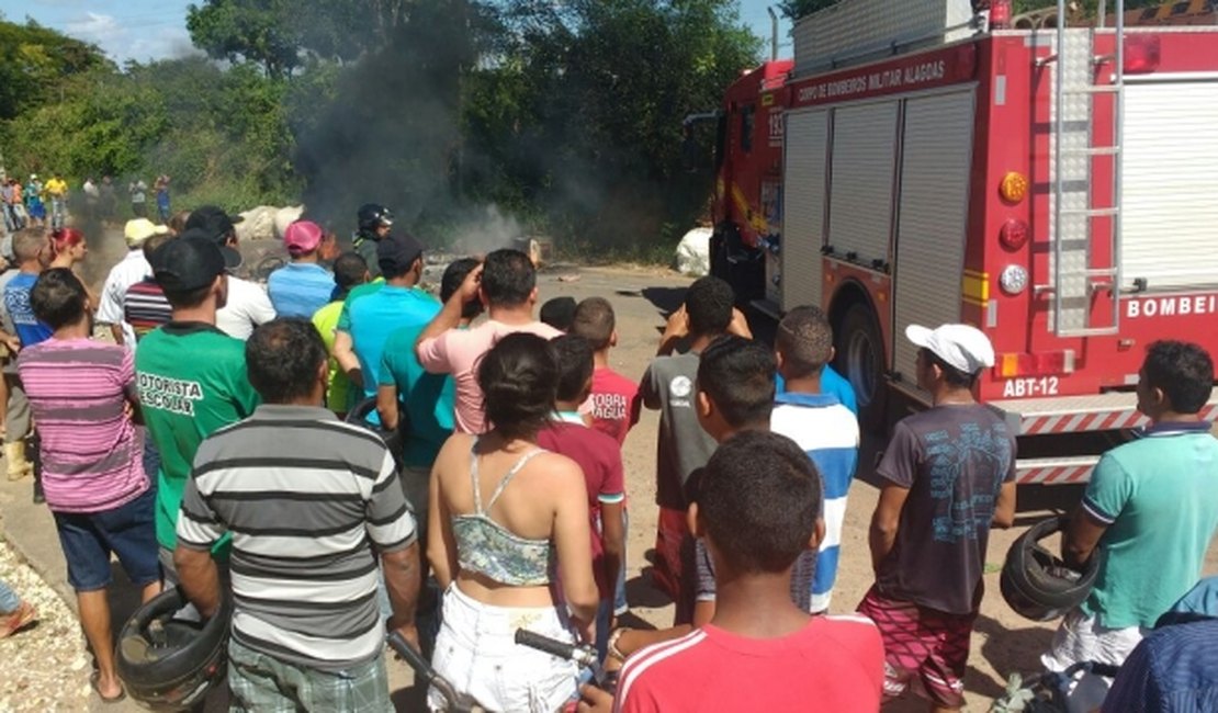 Moradores fazem protesto e reivindicam redutores de velocidade