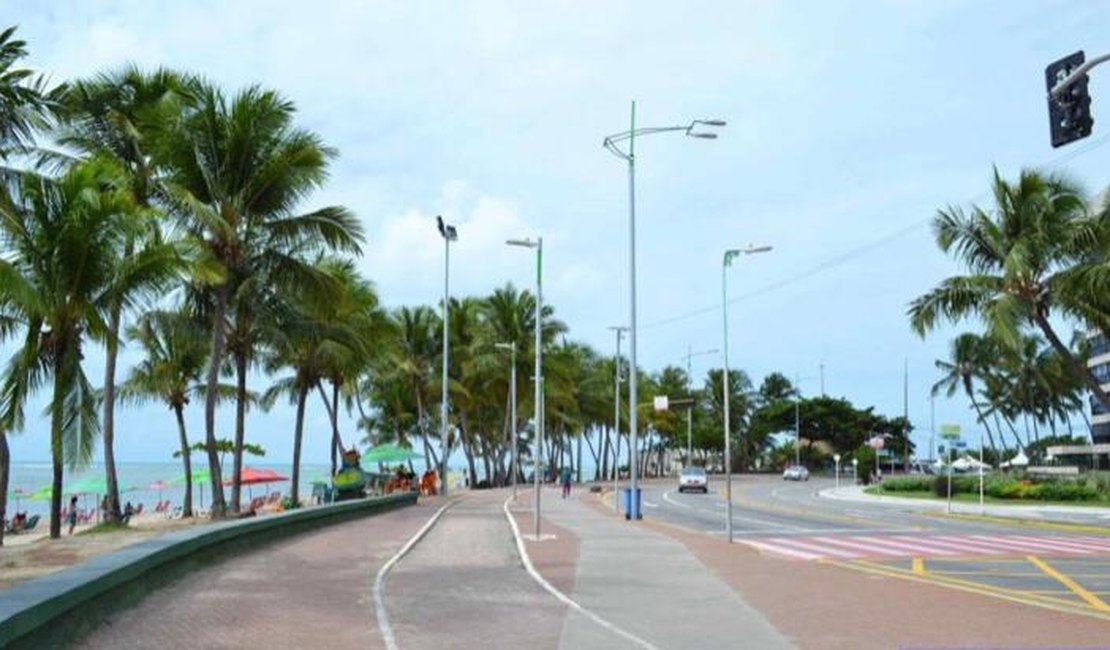 Carro colide em placa de sinalização na Ponta Verde