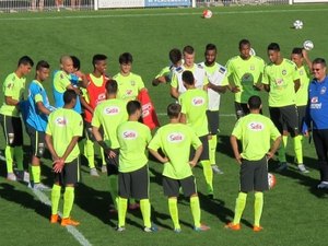 Com Dunga longe, seleção olímpica mostra nova cara contra a França