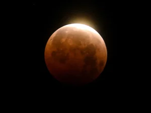 'Lua de Sangue': web se divide em quem conseguiu ou não assistir eclipse lunar no Brasil