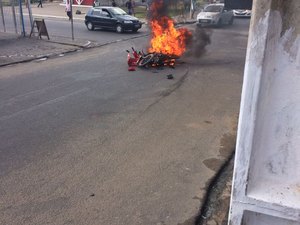 [Vídeo] Motocicleta fica carbonizada após colisão em cruzamento no Agreste