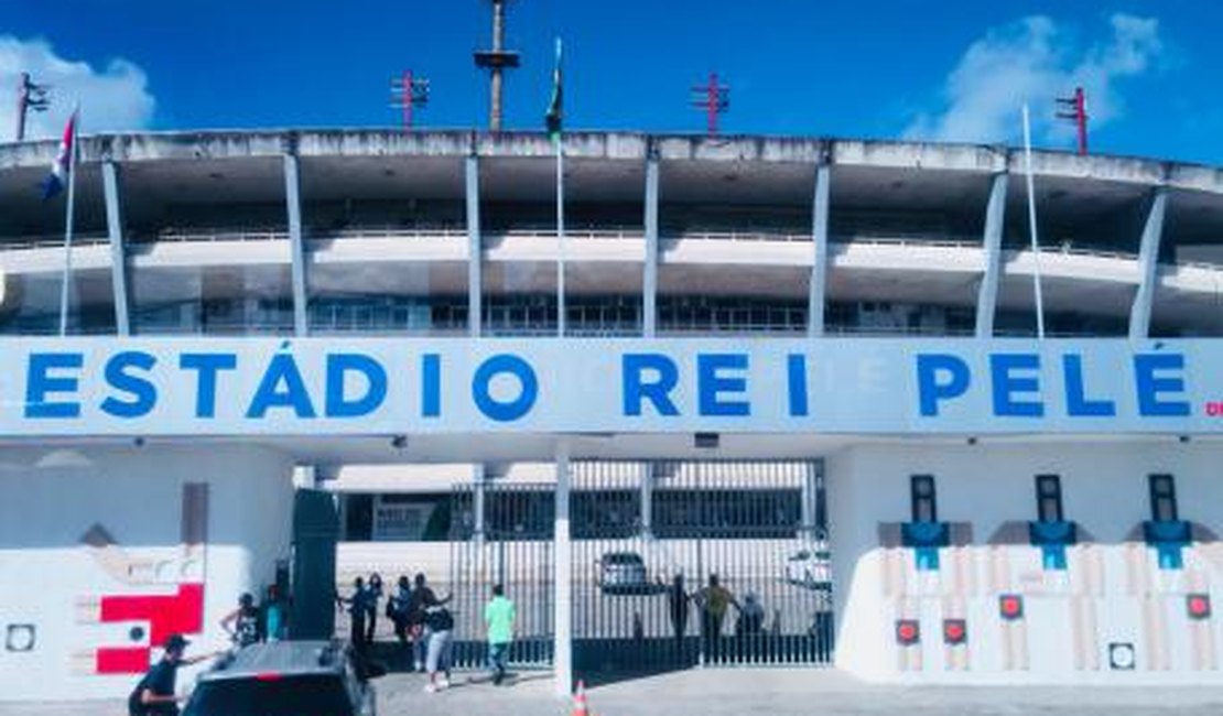 Polícia apreende 18 cartões de crédito, drogas e R$12 mil em espécie com indivíduo no Estádio Rei Pelé