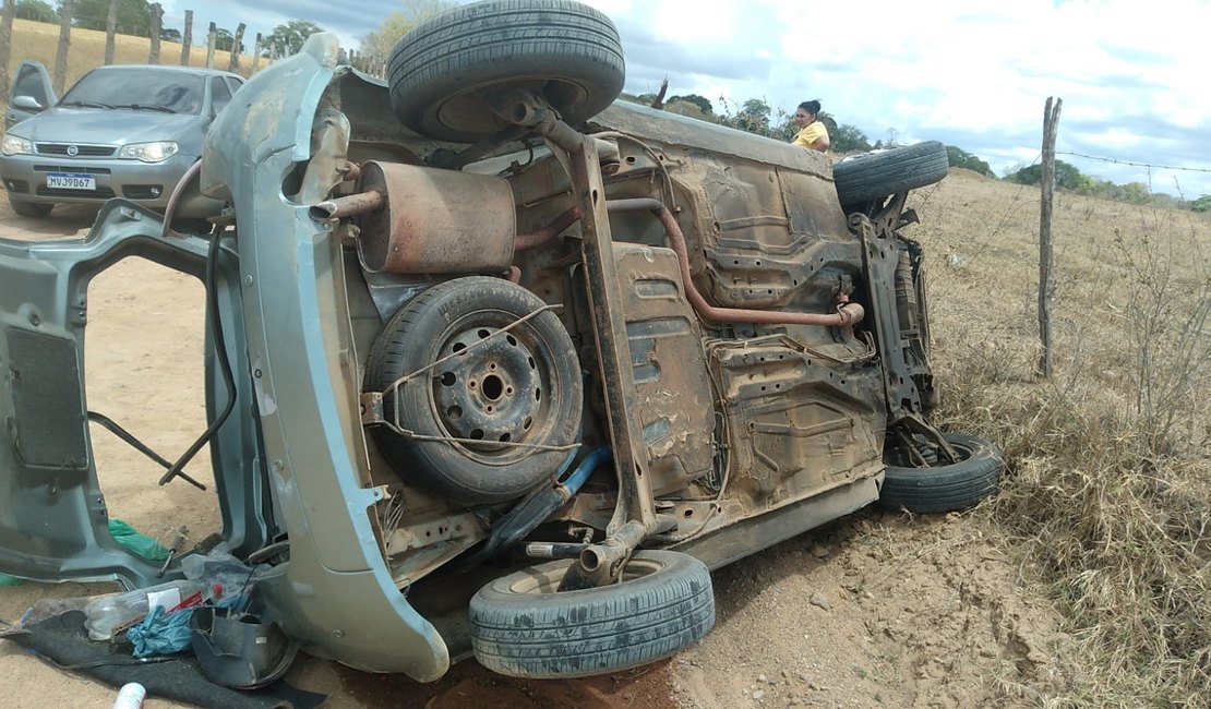 Carro capota após bater em estacas na zona rural de Palmeira dos Índios