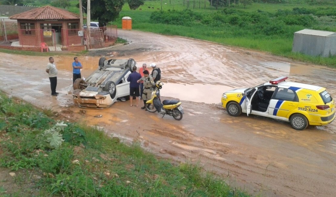 Carro cai em ribanceira no bairro Jardim Tropical em Arapiraca