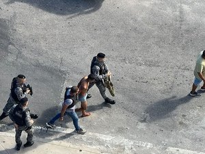 [Vídeo] Falso PM pula muro de cueca para escapar da prisão em empresarial no Farol