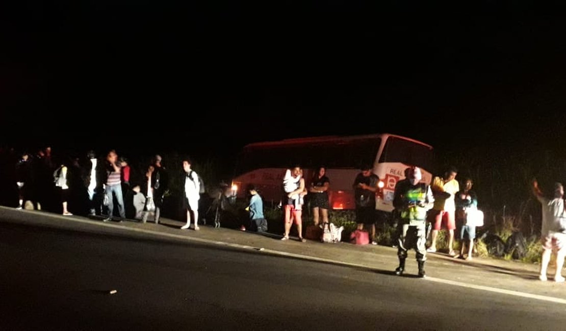 Ônibus que saiu de Arapiraca com destino a Maceió sai da pista e entra em canavial