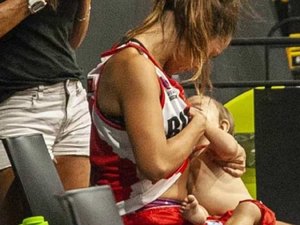 Jogadora amamenta filha em intervalo de jogo e foto viraliza