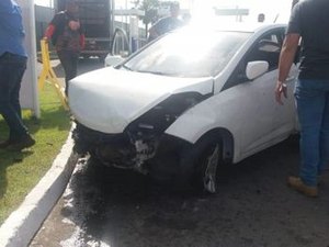 Após capotamento, carro atropela jovem em calçada na Av. Gustavo Paiva