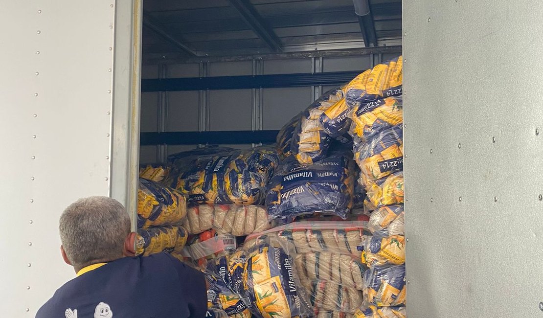 Escola doa cerca de 15 toneladas de alimentos aos institutos Mandaver e Amor 21
